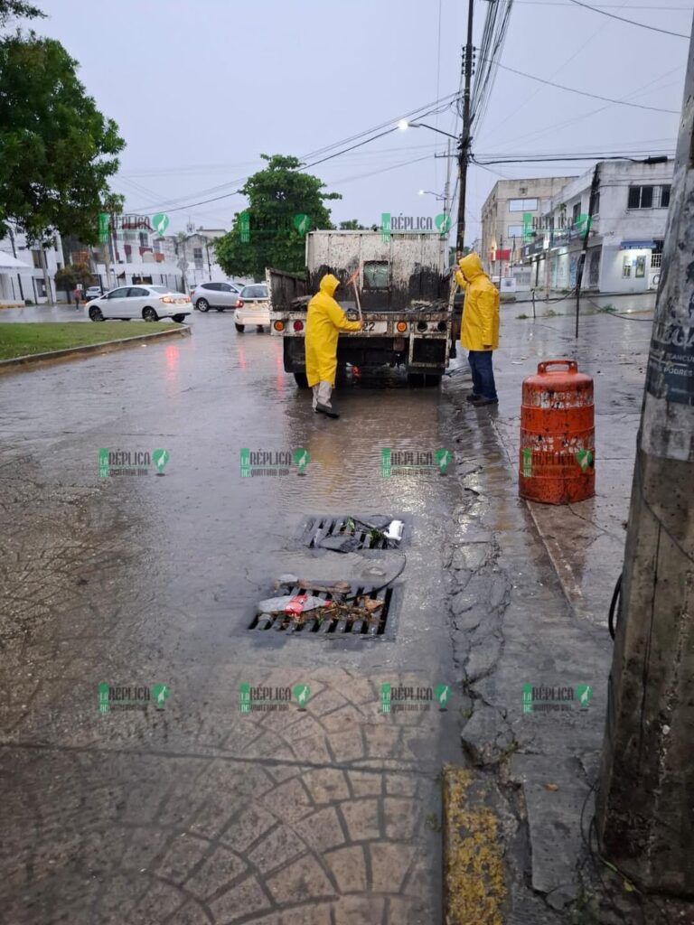 Lluvias matutinas inundan las calles de Cancún