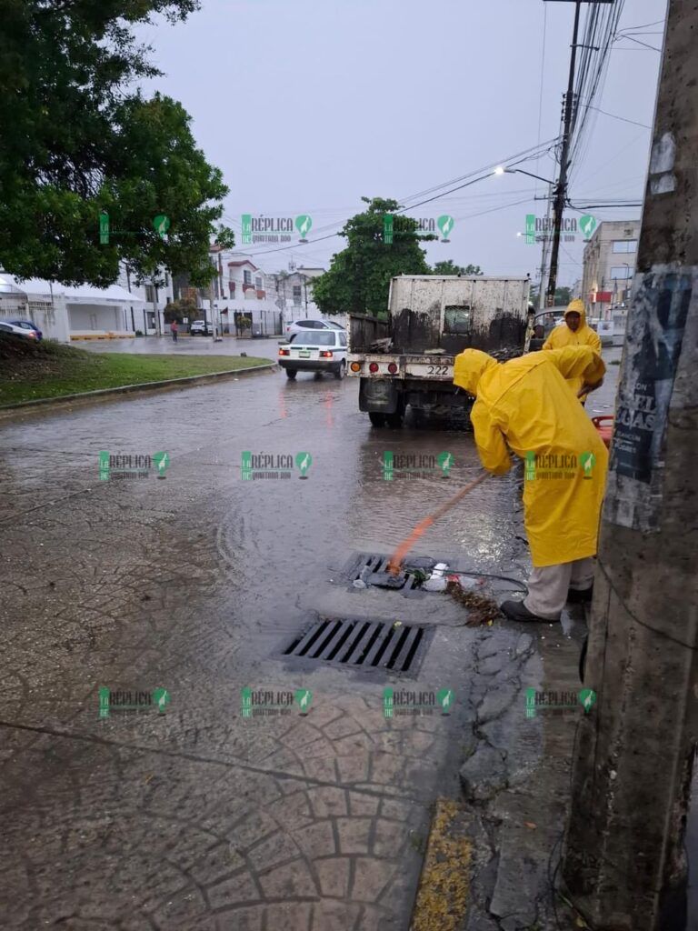 Lluvias matutinas inundan las calles de Cancún