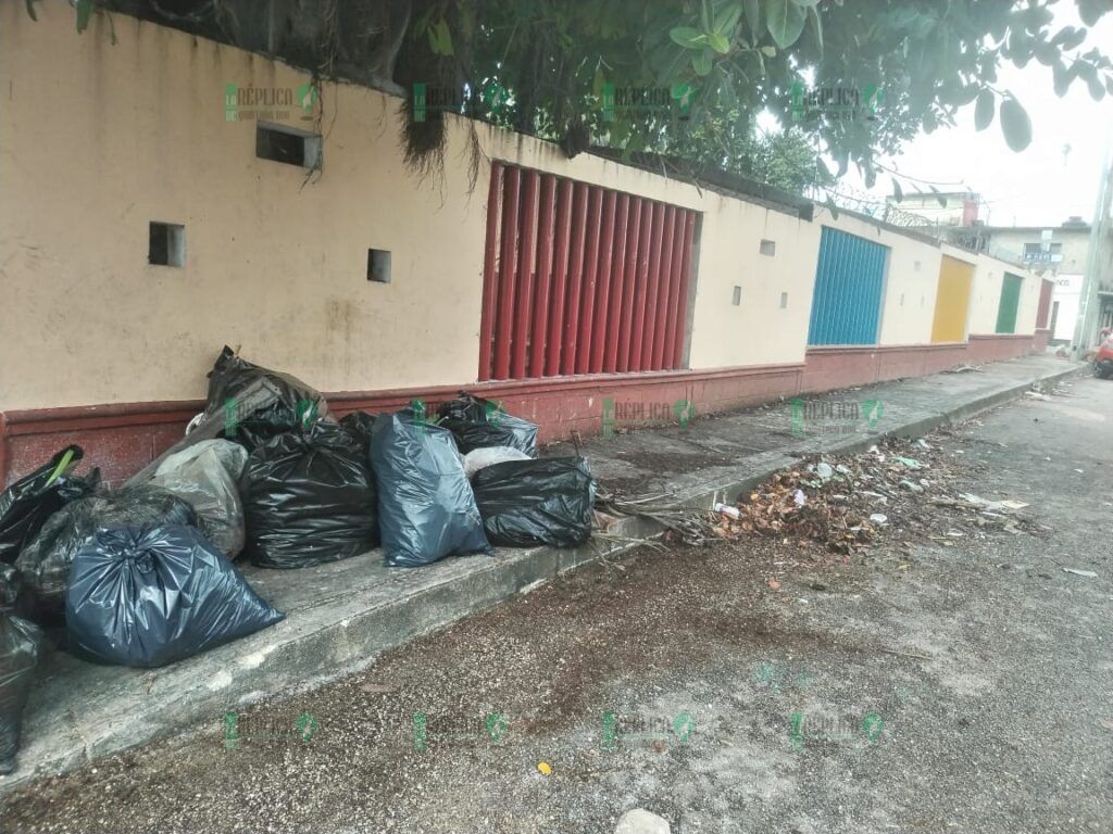 Lluvias matutinas inundan las calles de Cancún