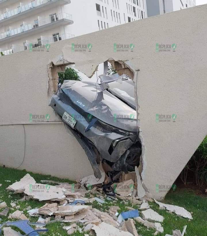 Se estrella auto contra letrero de un hotel en el bulevar Kukulcán de Cancún