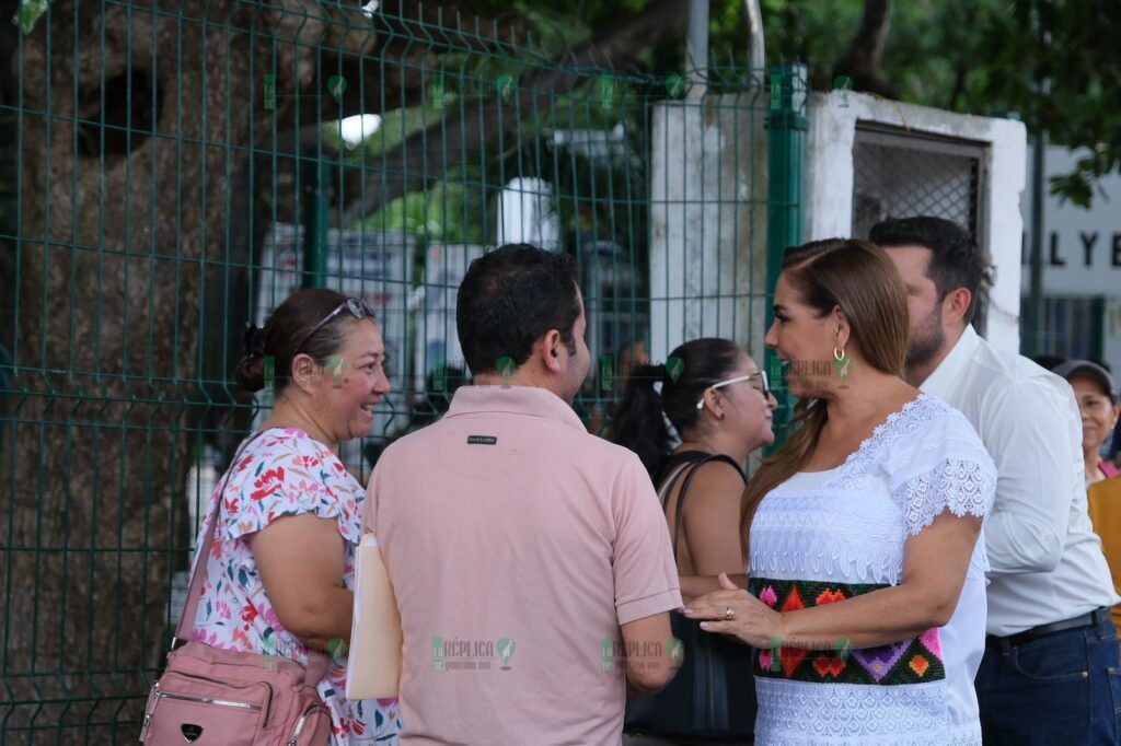 Visita sorpresa de Mara Lezama a centro de distribución de paquetes alimentarios "Comemos Tod@s" en Cancún