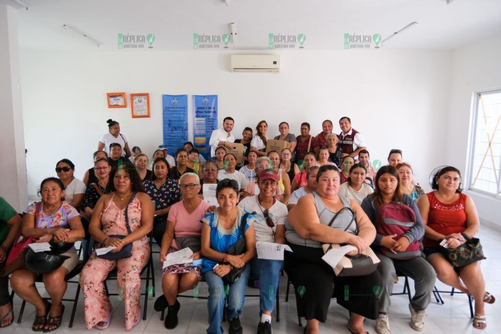 Visita sorpresa de Mara Lezama a centro de distribución de paquetes alimentarios "Comemos Tod@s" en Cancún