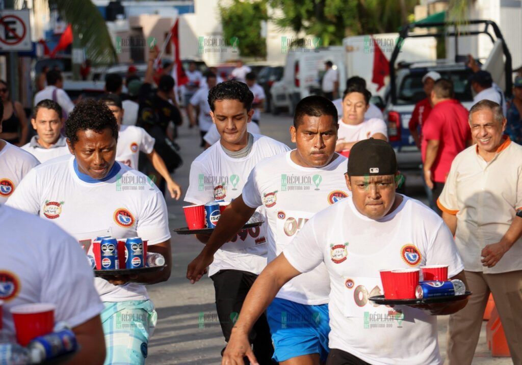 Celebran carrera de meseros en Puerto Morelos