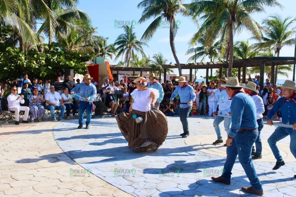 Inauguran en Puerto Morelos la Feria Turística y Museo Viviente de la secundaria “Mario Molina Pasquel”