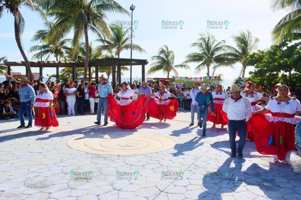 Inauguran en Puerto Morelos la Feria Turística y Museo Viviente de la secundaria “Mario Molina Pasquel”