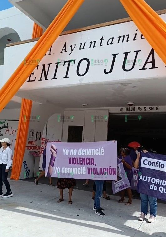 Protestan frente al Palacio Municipal de Cancún, por caso de violencia de género