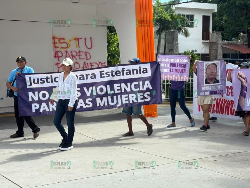 Protestan frente al Palacio Municipal de Cancún, por caso de violencia de género