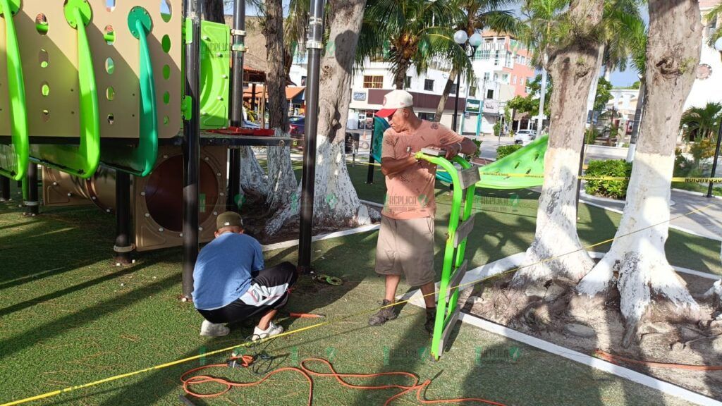 Ante su avanzado deterioro y para evitar riesgos a niñas y niños, retiran el módulo de juegos infantiles del Parque Fundadores de Puerto Morelos