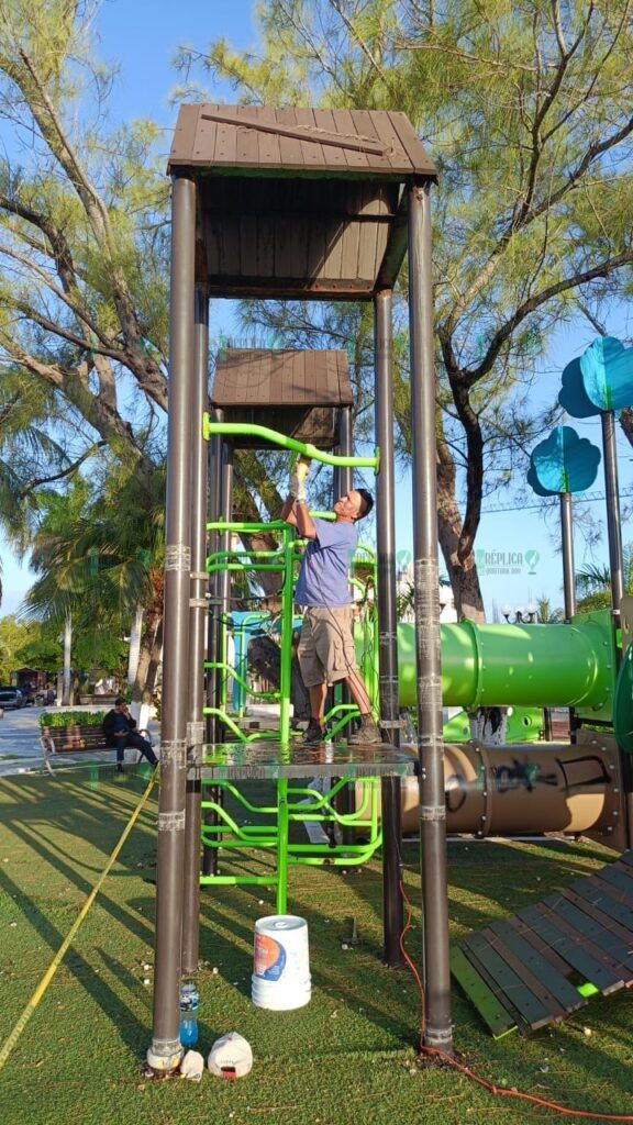 Ante su avanzado deterioro y para evitar riesgos a niñas y niños, retiran el módulo de juegos infantiles del Parque Fundadores de Puerto Morelos