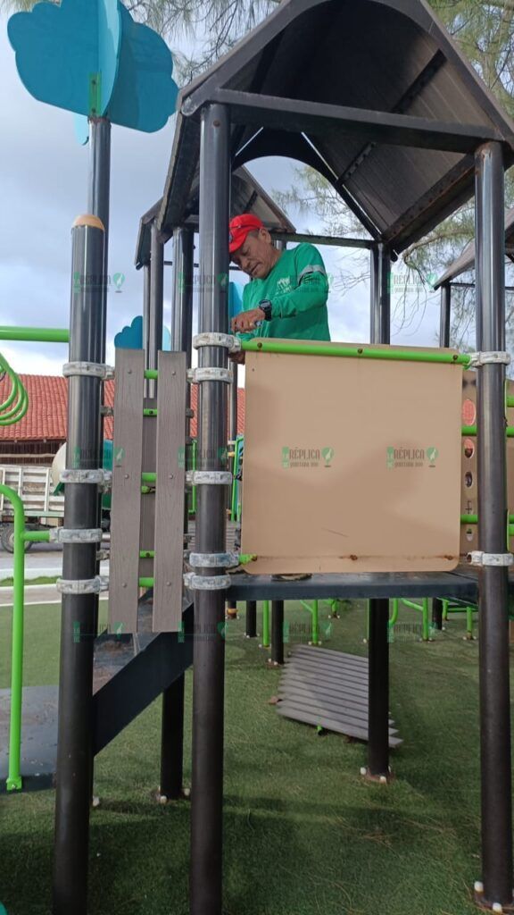 Ante su avanzado deterioro y para evitar riesgos a niñas y niños, retiran el módulo de juegos infantiles del Parque Fundadores de Puerto Morelos