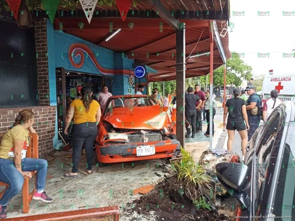 Vehículo entra a marisquería y arrolla a 2, en Chetumal