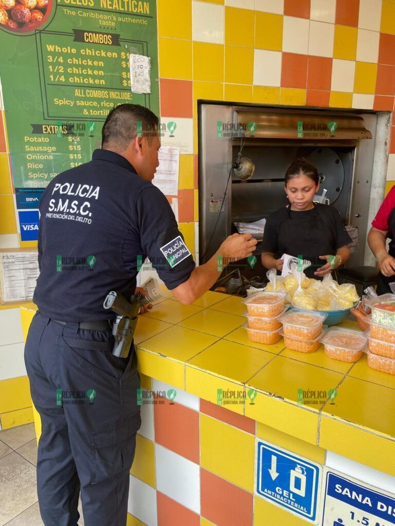 Resguarda Policía Puerto Morelos a compradores en el Buen Fin