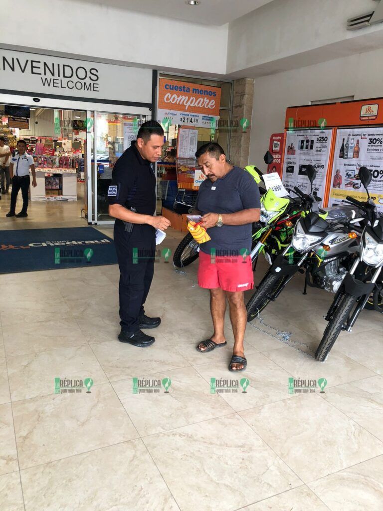 Resguarda Policía Puerto Morelos a compradores en el Buen Fin