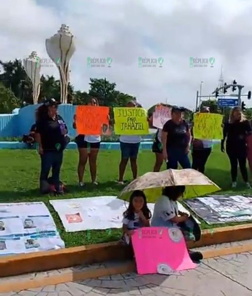 Activistas firman acuerdo de unificación, afuera de la Fiscalía en Cancún