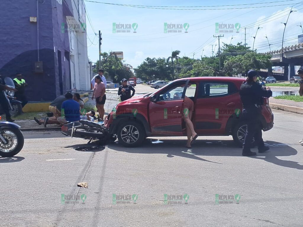 Chocan extranjeros a pareja en moto, en Playa del Carmen