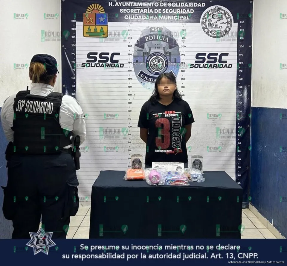 Mujer detenida por presunto robo en tienda de conveniencia en Solidaridad