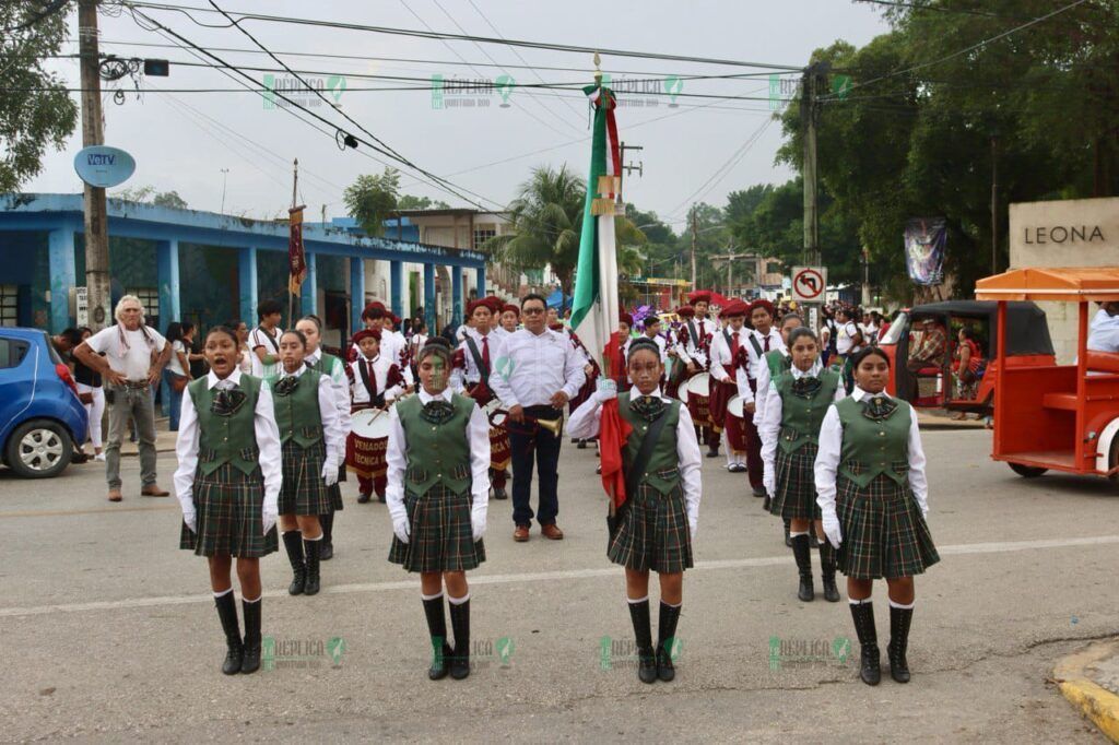 Preside Blanca Merari los desfiles de Aniversario de la Revolución en Puerto Morelos y Leona Vicario