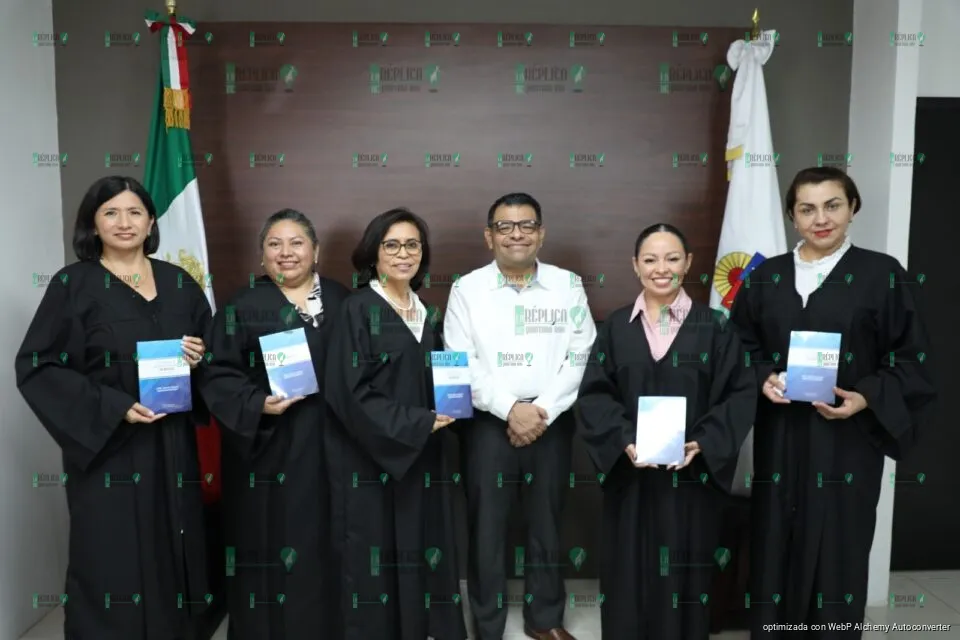 Funcionario del TJAAQROO presenta su nuevo libro