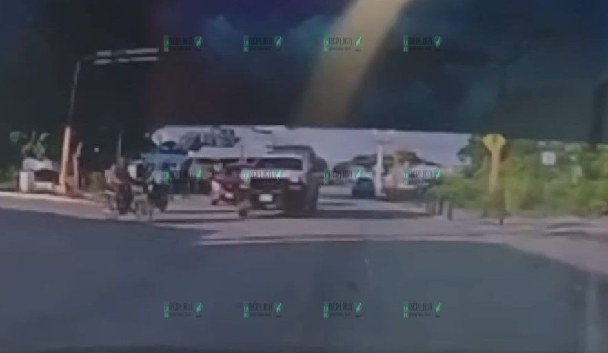 Este accidente, que fue captado en video, muestra cómo varias motocicletas cruzan la Chac Mool,