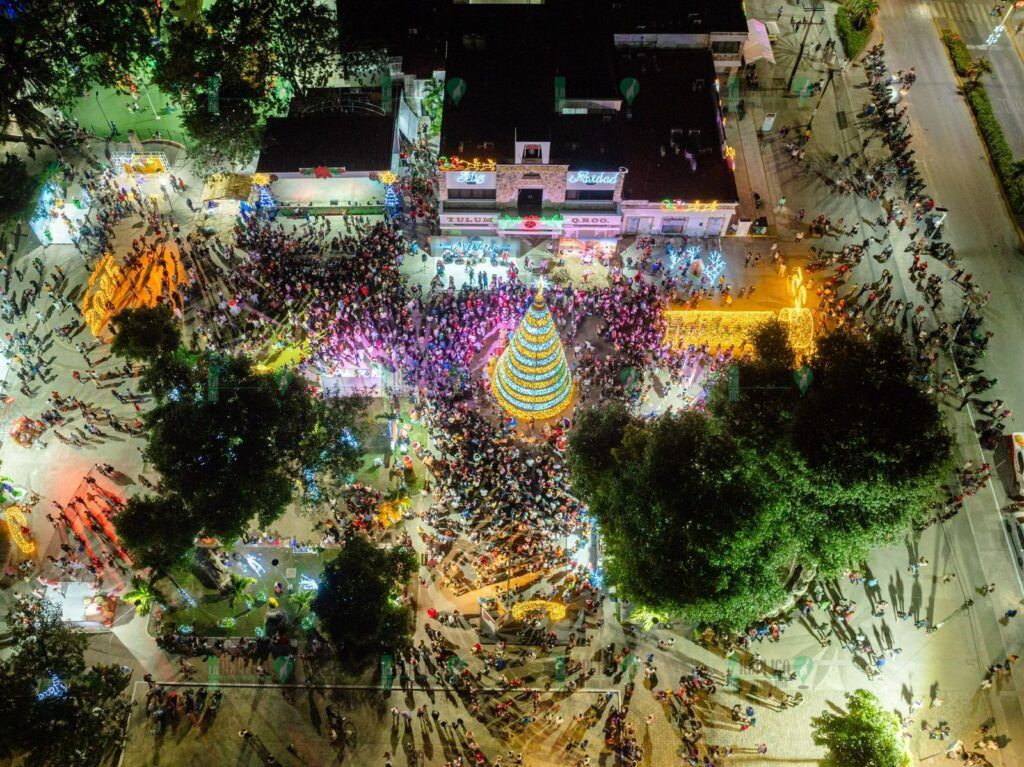 Diego Castañón enciende luces de villa navideña en Tulum