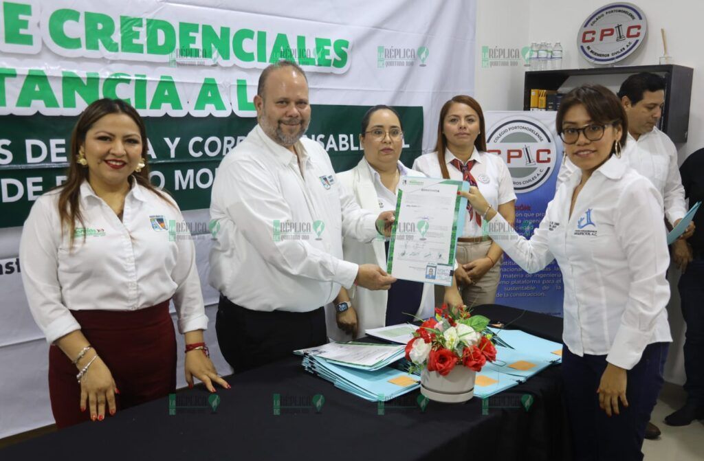 Entrega ayuntamiento de Puerto Morelos credenciales a 35 peritos y corresponsables de obra