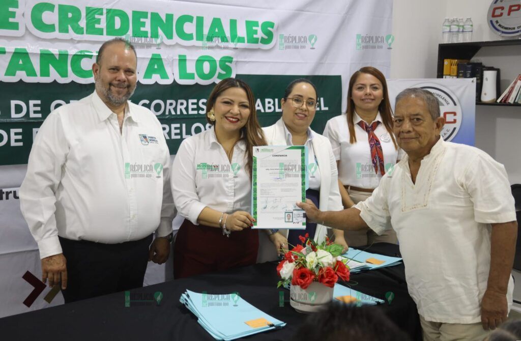 Entrega ayuntamiento de Puerto Morelos credenciales a 35 peritos y corresponsables de obra