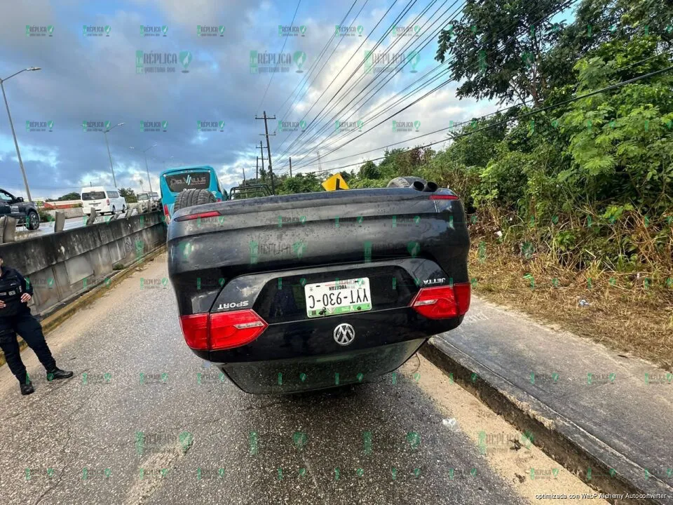 Atropella a motociclista y se fuga, pero vuelca en Puerto Aventuras
