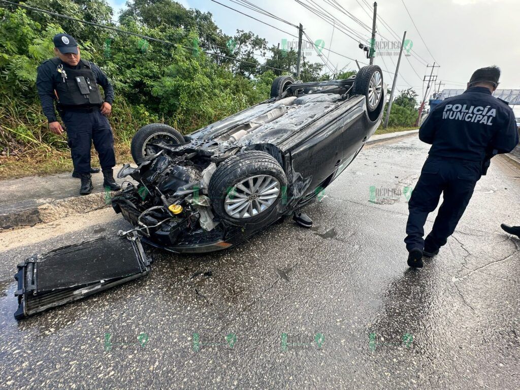 Atropella a motociclista y se fuga, pero vuelca en Puerto Aventuras