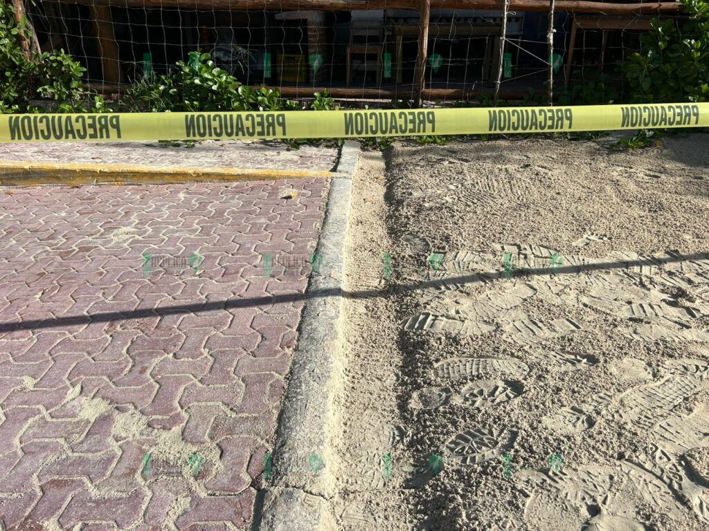 Surge enorme socavón en zona costera de Playa del Carmen