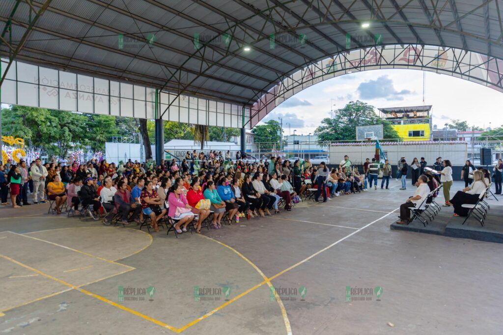 Diego Castañón entrega becas educativas a estudiantes de Tulum