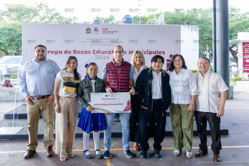 Diego Castañón entrega becas educativas a estudiantes de Tulum