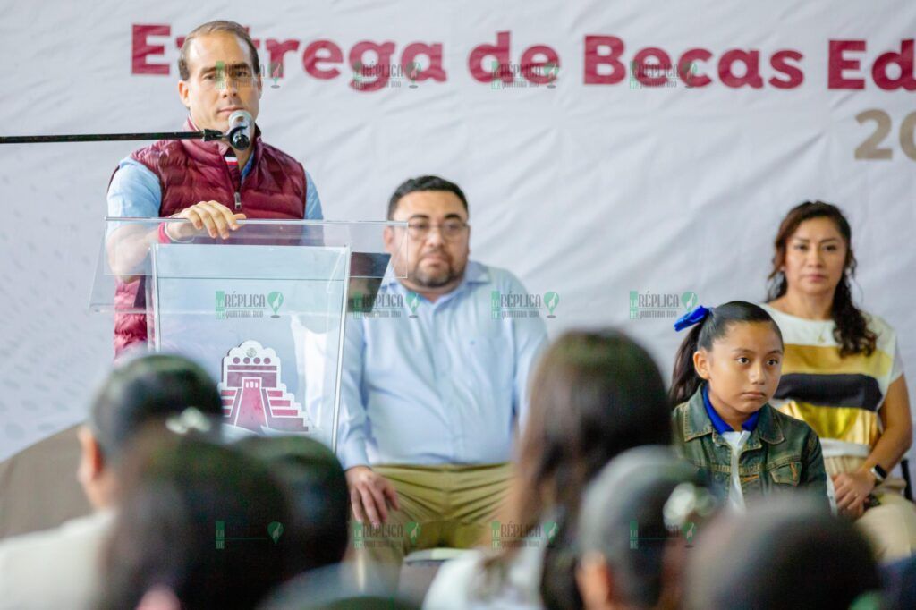 Diego Castañón entrega becas educativas a estudiantes de Tulum