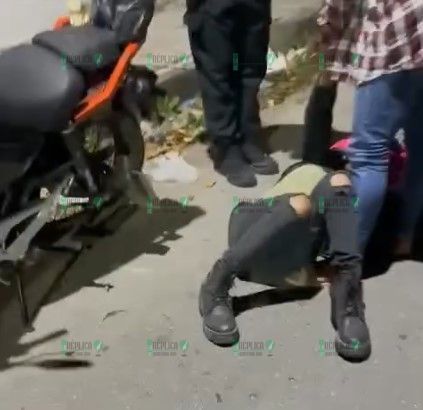 Motociclista golpea a su novia y la deja inconsciente en calle de Chetumal