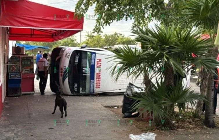 Choca y vuelca combi; deja a 7 personas heridas