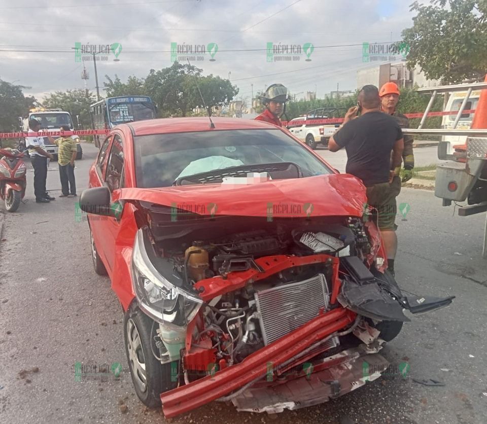 Choca y vuelca combi; deja a 7 personas heridas