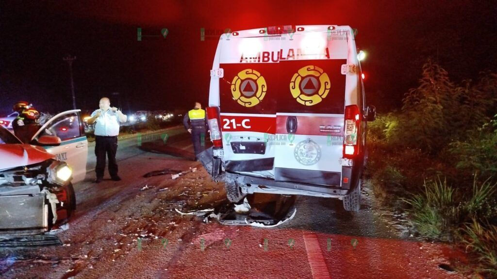 Choca taxi contra ambulancia en carretera Playa del Carmen-Tulum