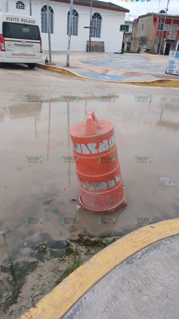 Escurren aguas negras por calles de Chiquilá