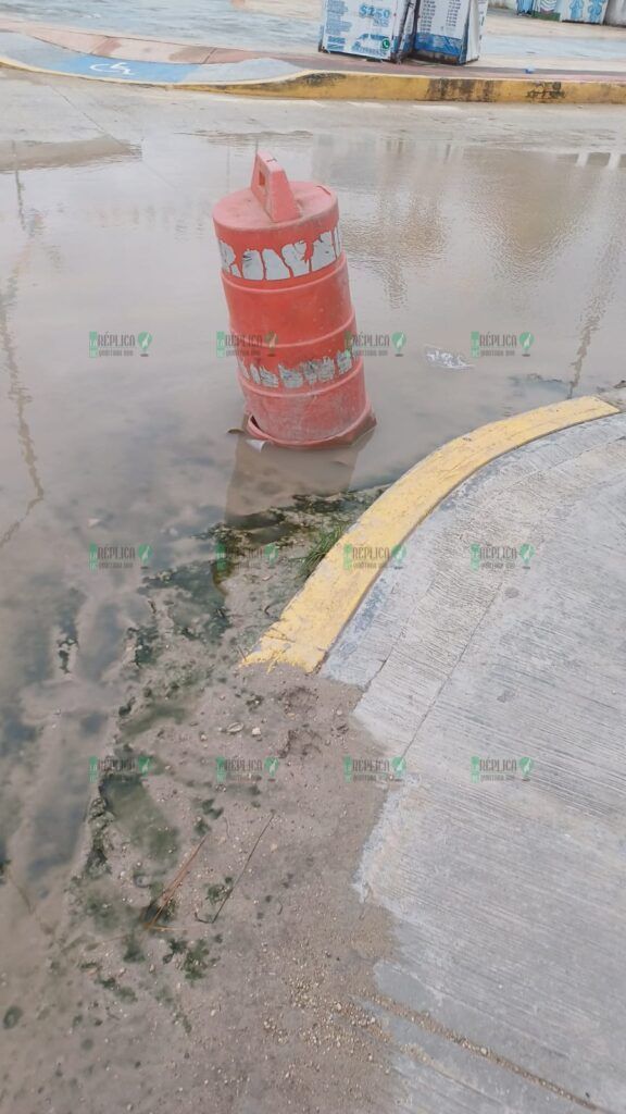 Escurren aguas negras por calles de Chiquilá