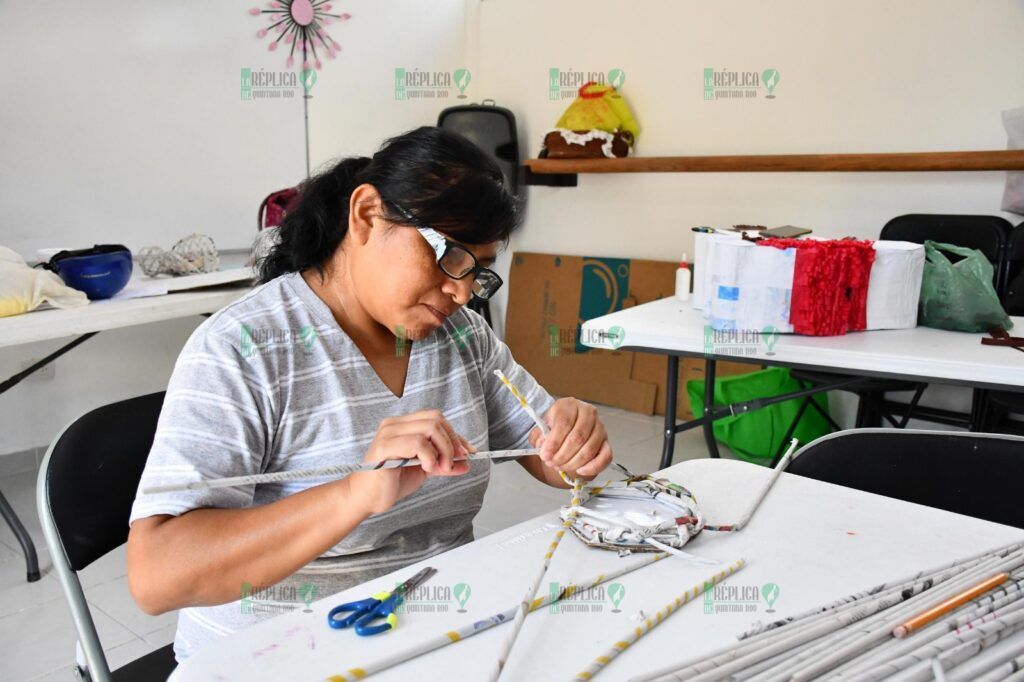 Impulsa la FPMC el Emprendimiento Femenino con Taller de Papel Enrollado