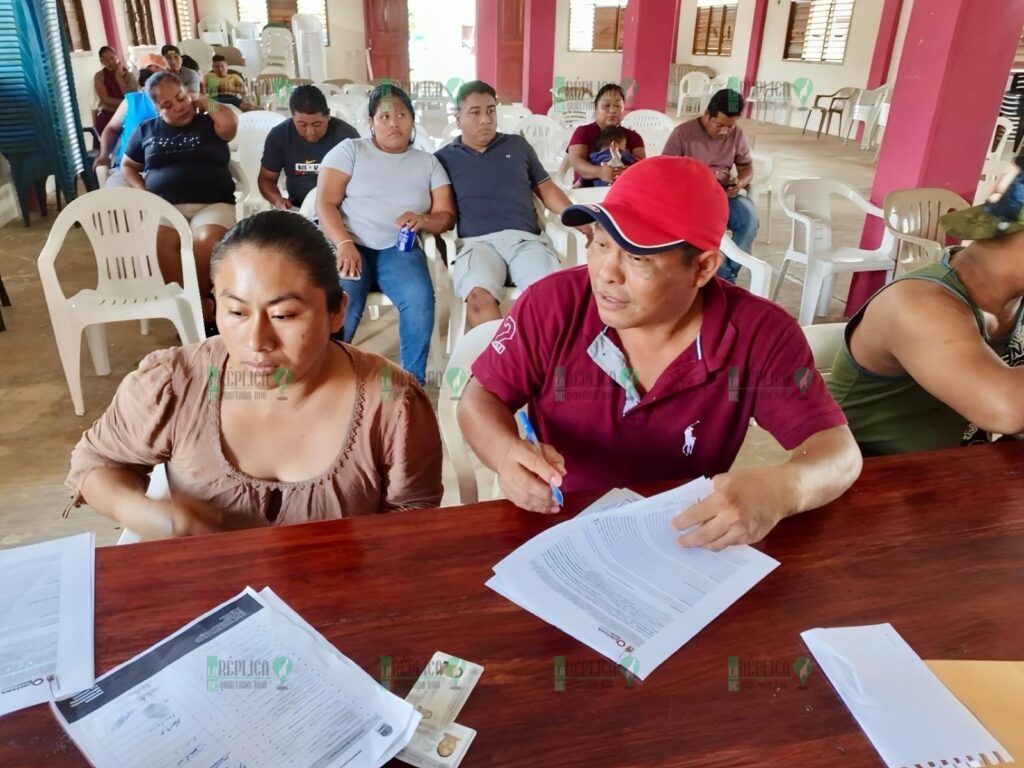 Por la justicia social AGEPRO entrega convenios de regularización a familias de Bacalar