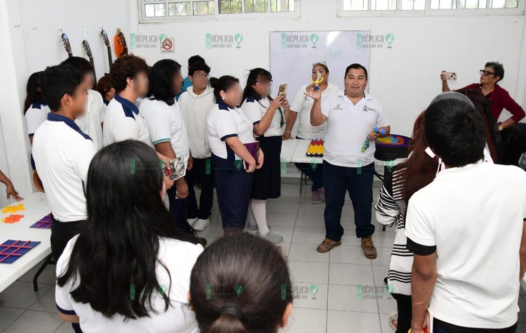 Aprenden estudiantes del Colegio de Bachilleres sobre reciclaje en el BiblioAvión Gervasio