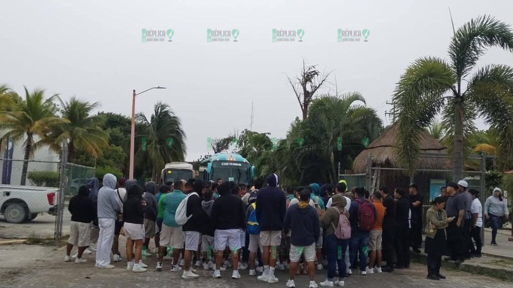 Bloquean trabajadores muelle de cruceros de Mahahual