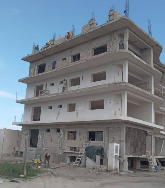 Demuelen edificio por exceso de altura en Holbox