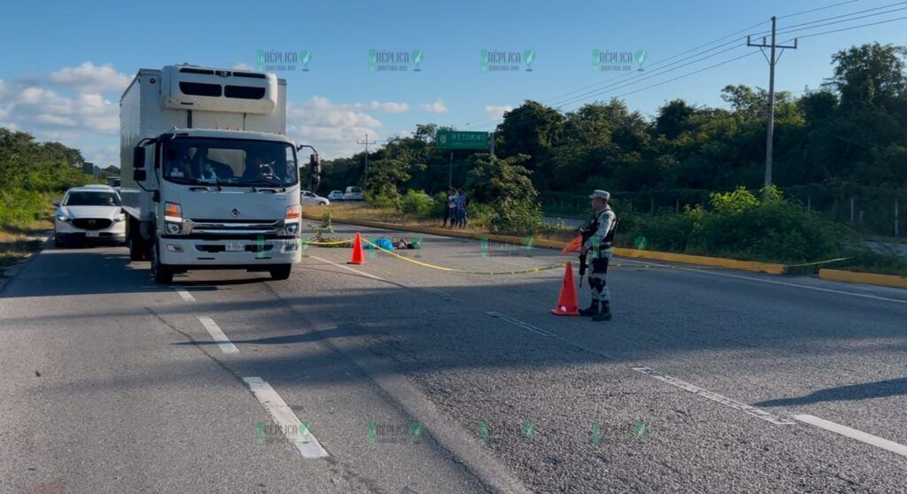 Muere hombre atropellado por dos vehículos, en la carretera Playa del Carmen-Tulum