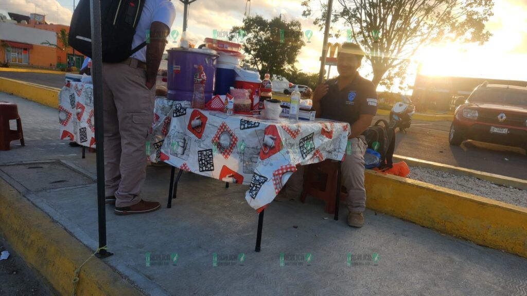 Se adueñan ambulantes de tramo de banqueta, en Villas del Sol