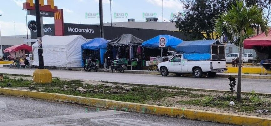 Se adueñan ambulantes de tramo de banqueta, en Villas del Sol