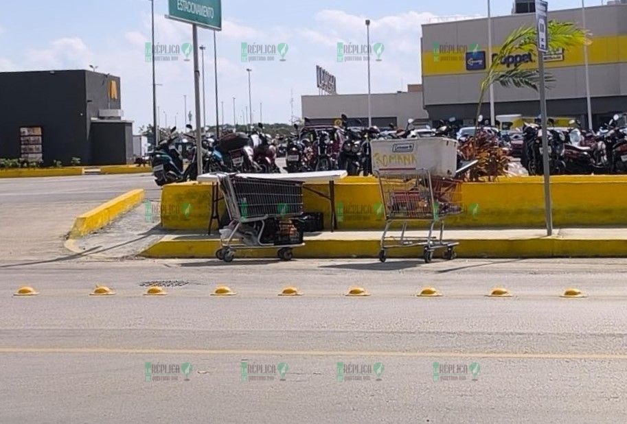 Se adueñan ambulantes de tramo de banqueta, en Villas del Sol