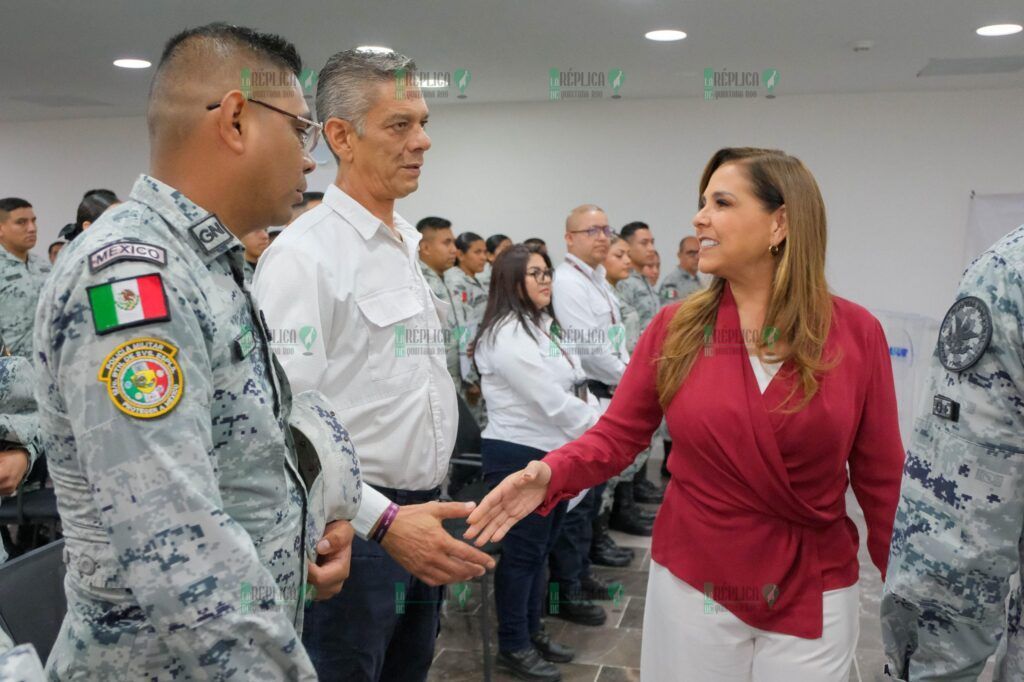 Reciben certificado 90 agentes aduanales en el AIC de Cancún