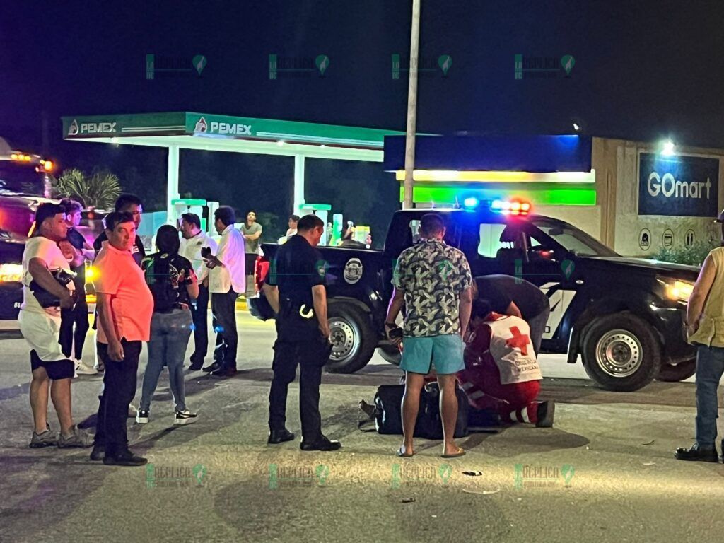 Policía municipal atropella a mujer en scooter, en Playa del Carmen