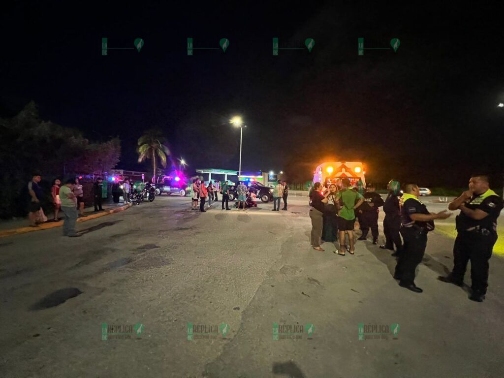 Policía municipal atropella a mujer en scooter, en Playa del Carmen